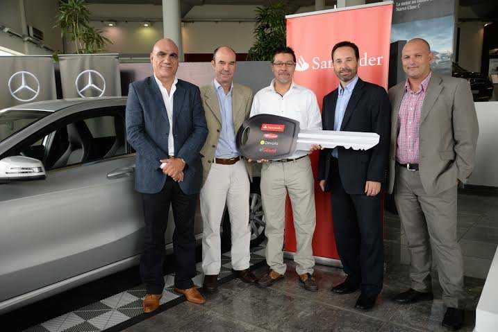 Santander premió la fidelidad de sus clientes regalando un Mercedes-Benz