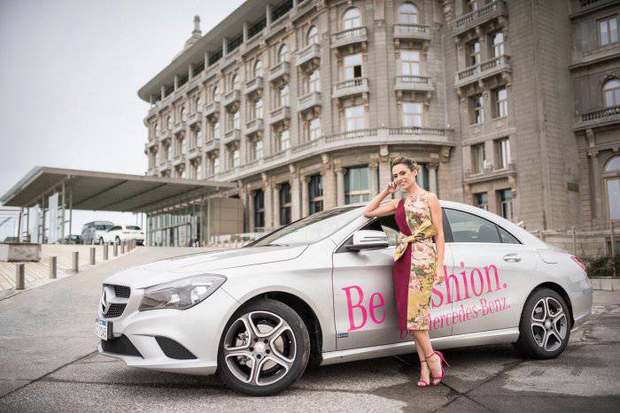 La diseñadora brasilera Patricia Bonaldi recorrió la ciudad en un Mercedes-Benz