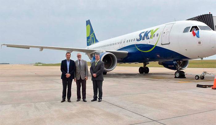 El aeropuerto de Carrasco dio la bienvenida oficial a la aerolínea Sky Airline