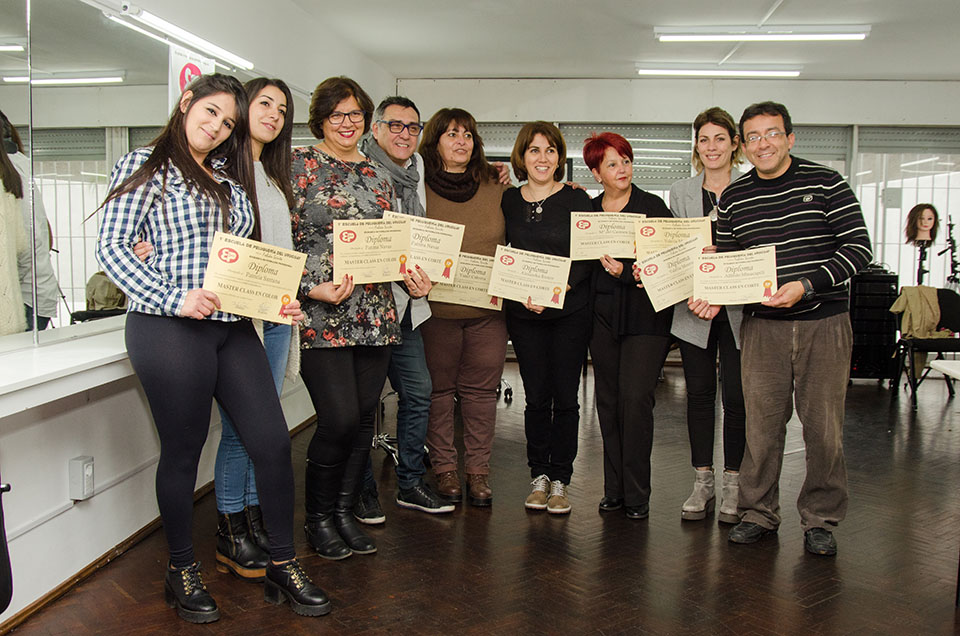 Entrega de diplomas en la Escuela de Peluquería del Uruguay