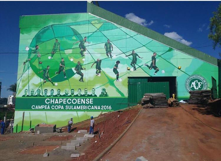 Mural en el estadio Arena Condá rinde homenaje a Chapecoense