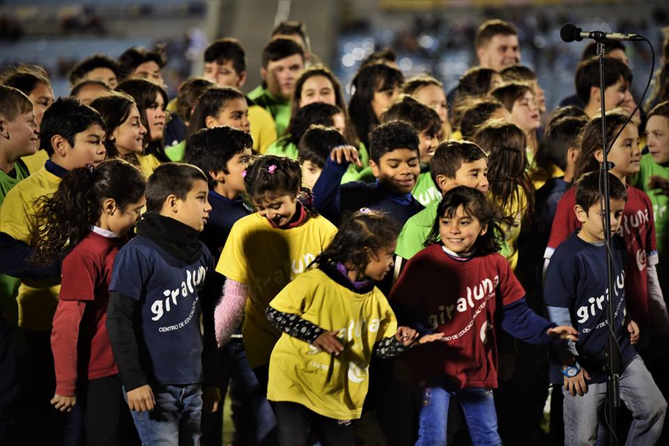 Niños y adolescentes de Giraluna le cantaron a la Celeste en el Estadio Centenario