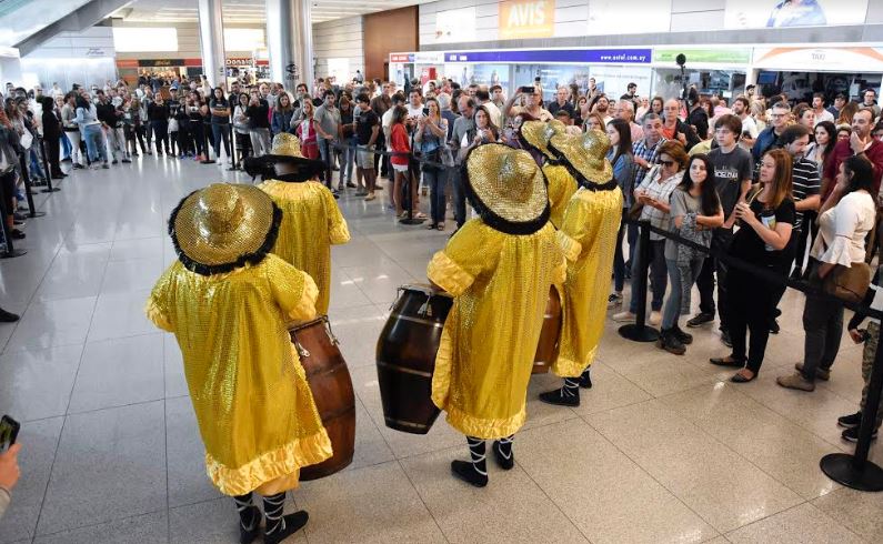 Aeropuerto de Carrasco celebró Carnaval acercando el candombe a los visitantes