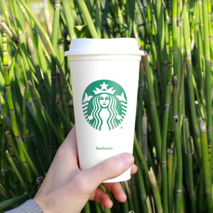 Starbucks reintroduce vasos reutilizables en el Día de la Tierra