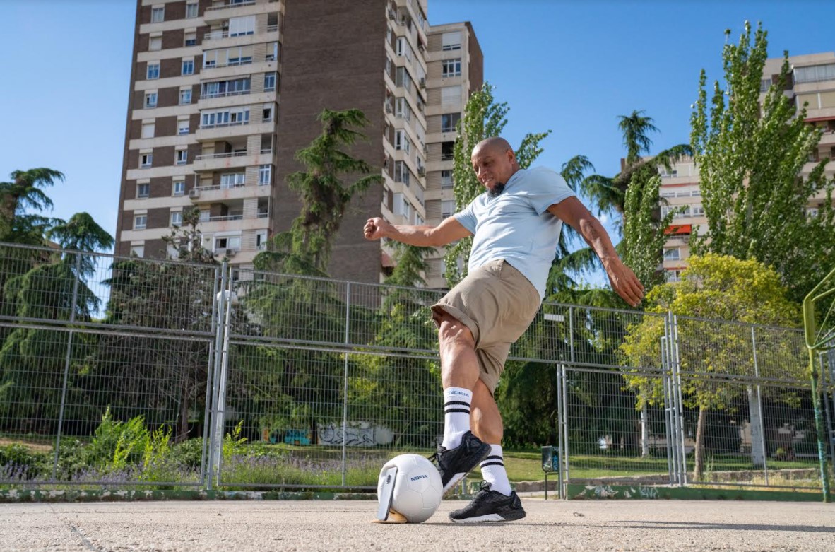 Roberto Carlos recrea su clásico tiro libre en la ‘Prueba más dura’ contra el nuevo Nokia XR20