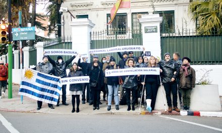El personal laboral de la Embajada de España y Consulado General en Montevideo protestan por 13 años de «congelación salarial»