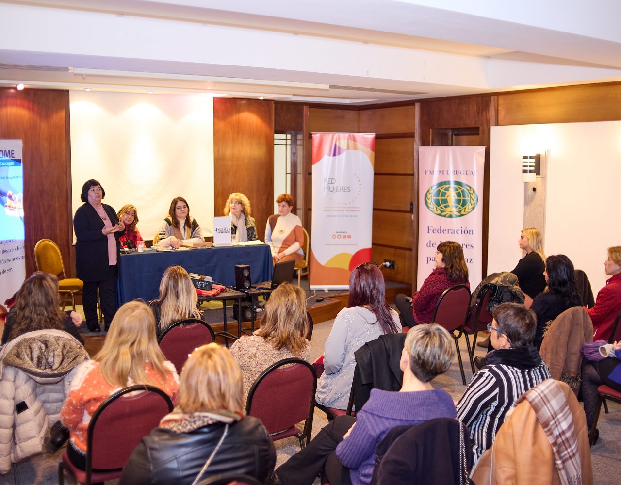La Red Mujeres a Contracorriente organizó el encuentro «Meeting Mujer Emprende»