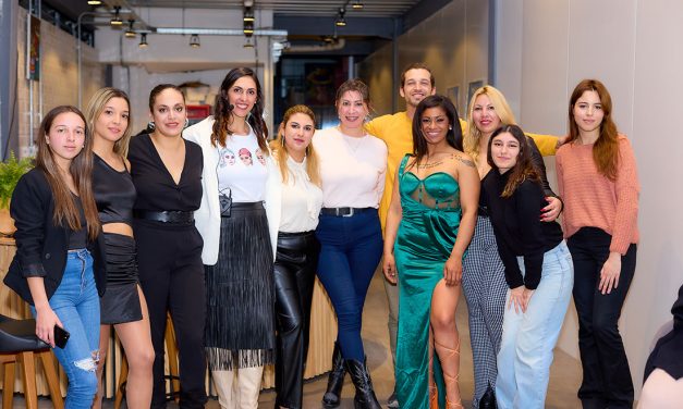 Desfile Pre-Nostalgia en Plaza Café de Maldonado