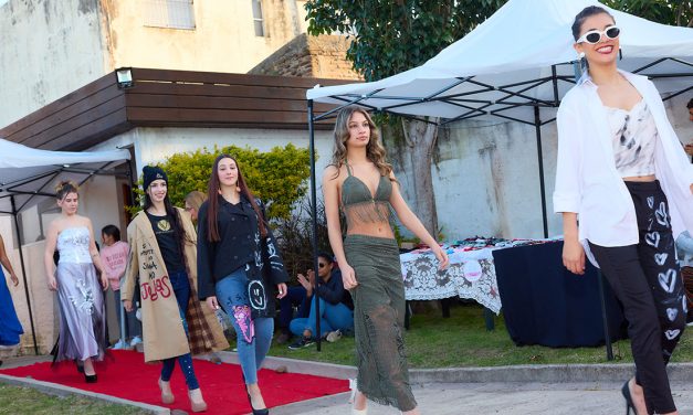 Más de 30 modelos desfilaron en el Paseo de Compras de la ciudad de Melo, mostrando las nuevas colecciones de marcas emprendedoras