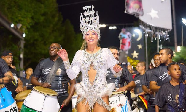 Magnífico tercer desfile de Carnaval en Melo con Lucas Sugo y Karina Vignola desfilando en la avenida principal de la capital arachana
