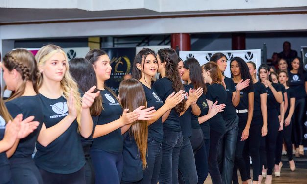 Gran desfile multimarca de la Escuela de Modelos Vicky Ramos Ortiz en el Centro Unión Obrero de Melo