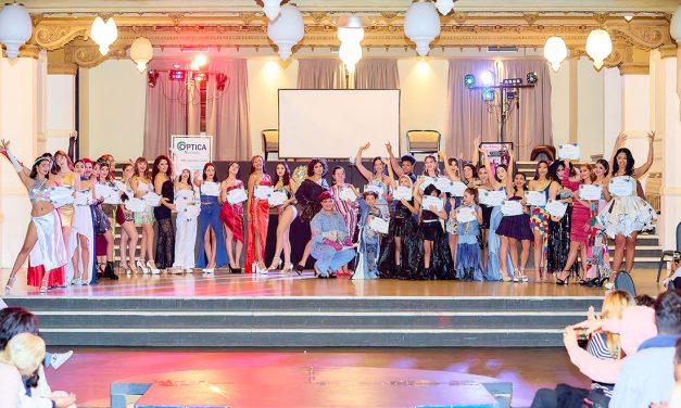 MUNDO DE REINAS ACADEMIA PRESENTÓ SU FASHION SHOW 4