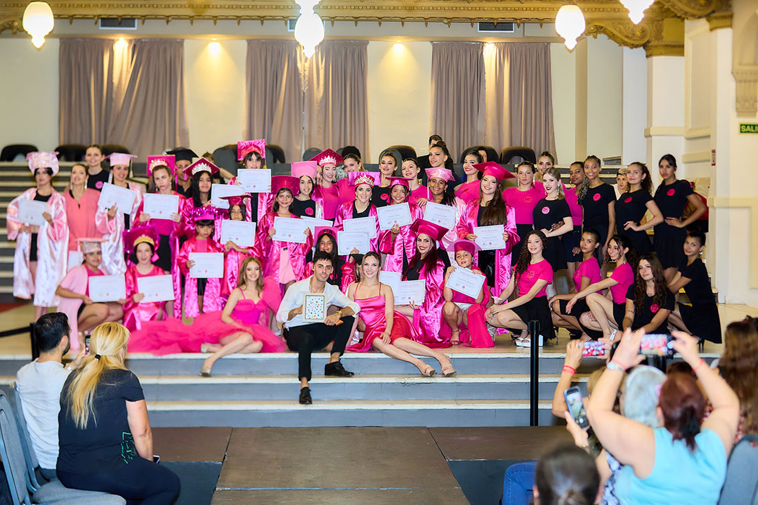 Modelaje Studio celebró su desfile de graduación con el Fashion Show “Tormenta Rosa”