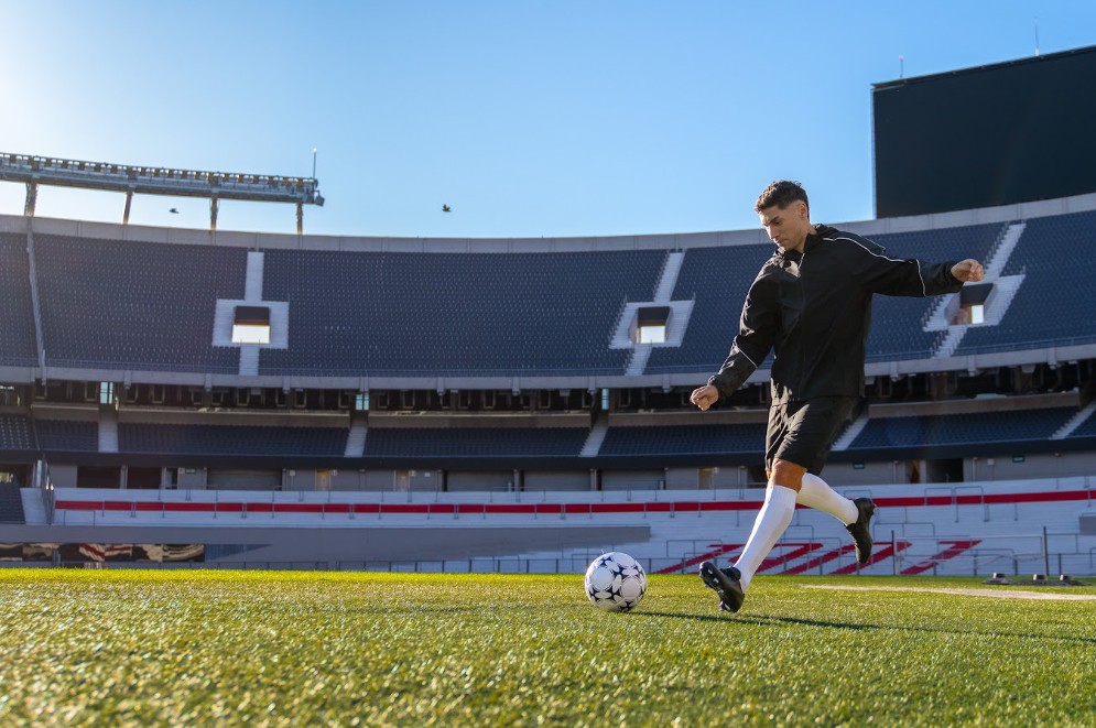 Una experiencia Monumental: Gonzalo Montiel abre las puertas de uno de los estadios más icónicos del fútbol